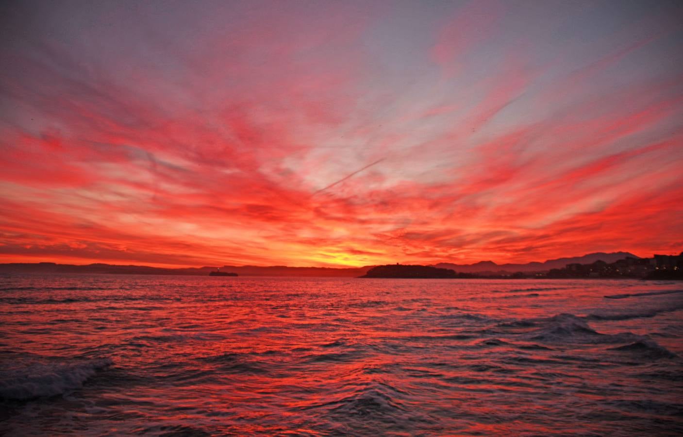 El viento sur y su infinita paleta de colores han sido dos de los grandes protagonistas del otoño en Santander, donde han deja estampas llenas de luz y color.