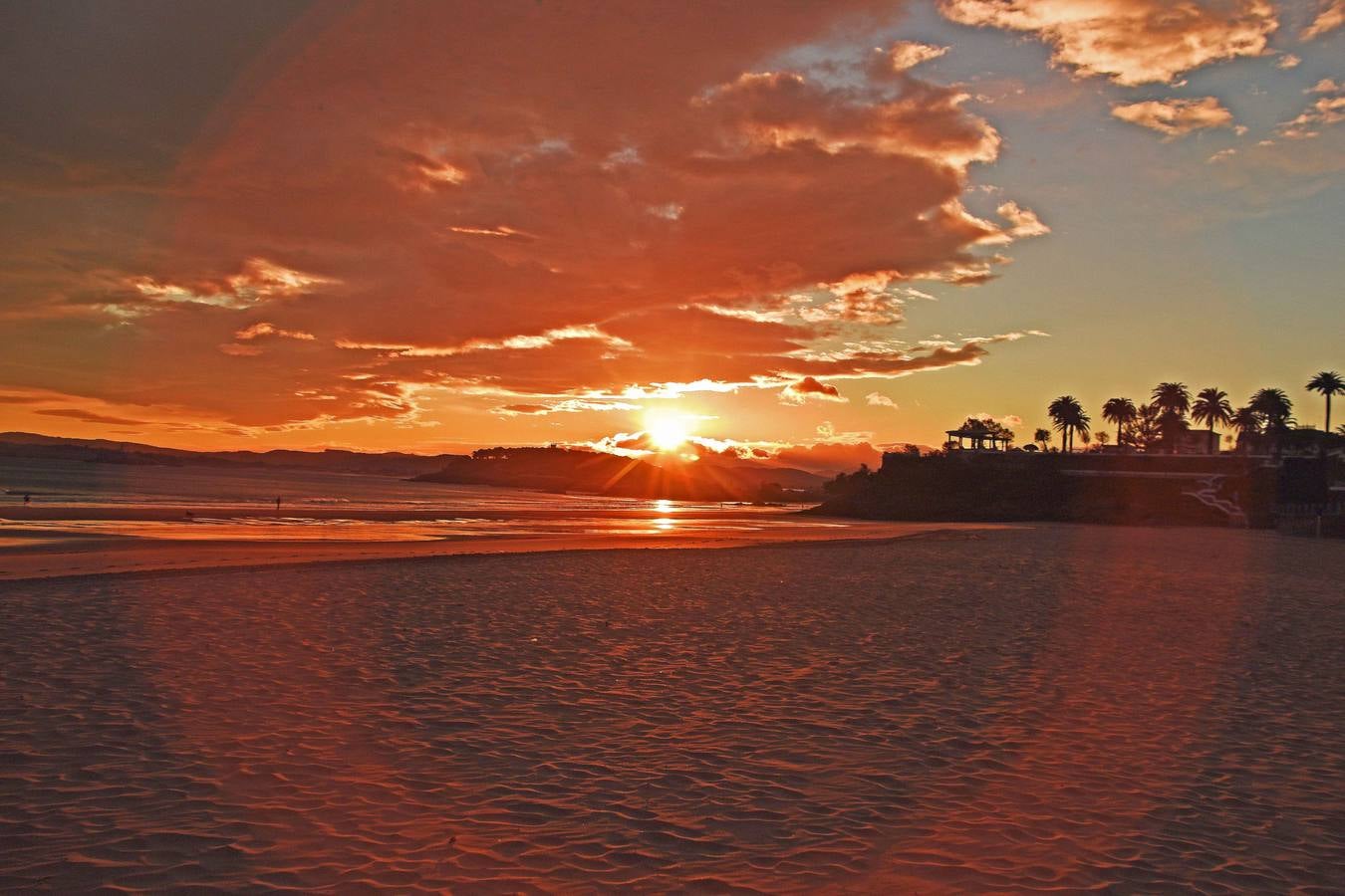 El viento sur y su infinita paleta de colores han sido dos de los grandes protagonistas del otoño en Santander, donde han deja estampas llenas de luz y color.