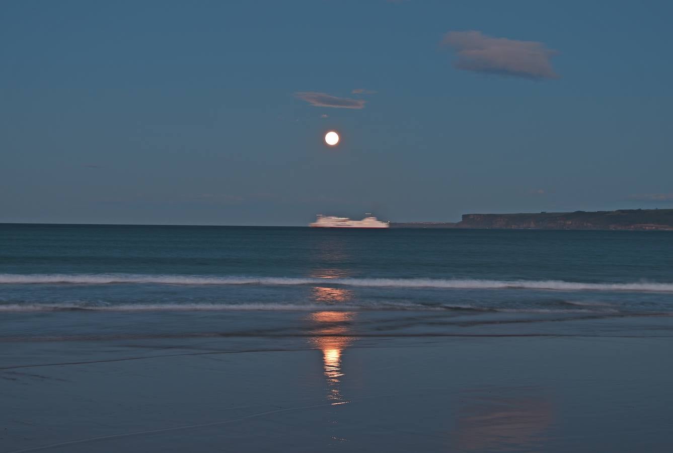 El viento sur y su infinita paleta de colores han sido dos de los grandes protagonistas del otoño en Santander, donde han deja estampas llenas de luz y color.