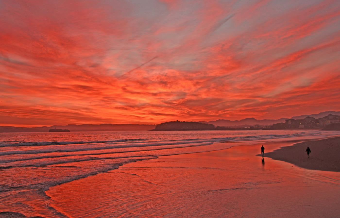 El viento sur y su infinita paleta de colores han sido dos de los grandes protagonistas del otoño en Santander, donde han deja estampas llenas de luz y color.