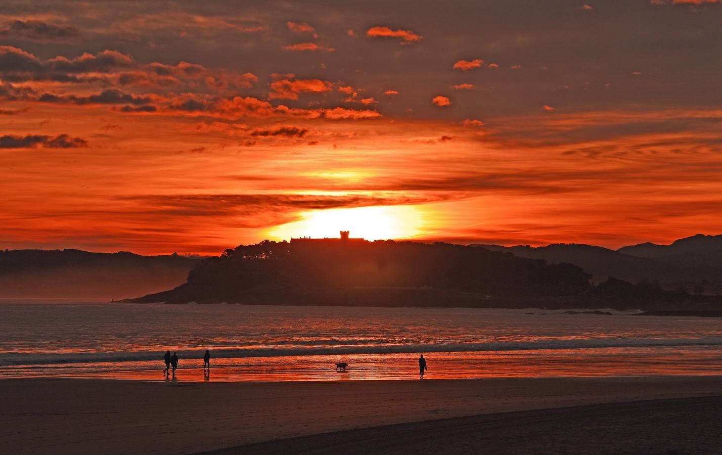 El viento sur y su infinita paleta de colores han sido dos de los grandes protagonistas del otoño en Santander, donde han deja estampas llenas de luz y color.