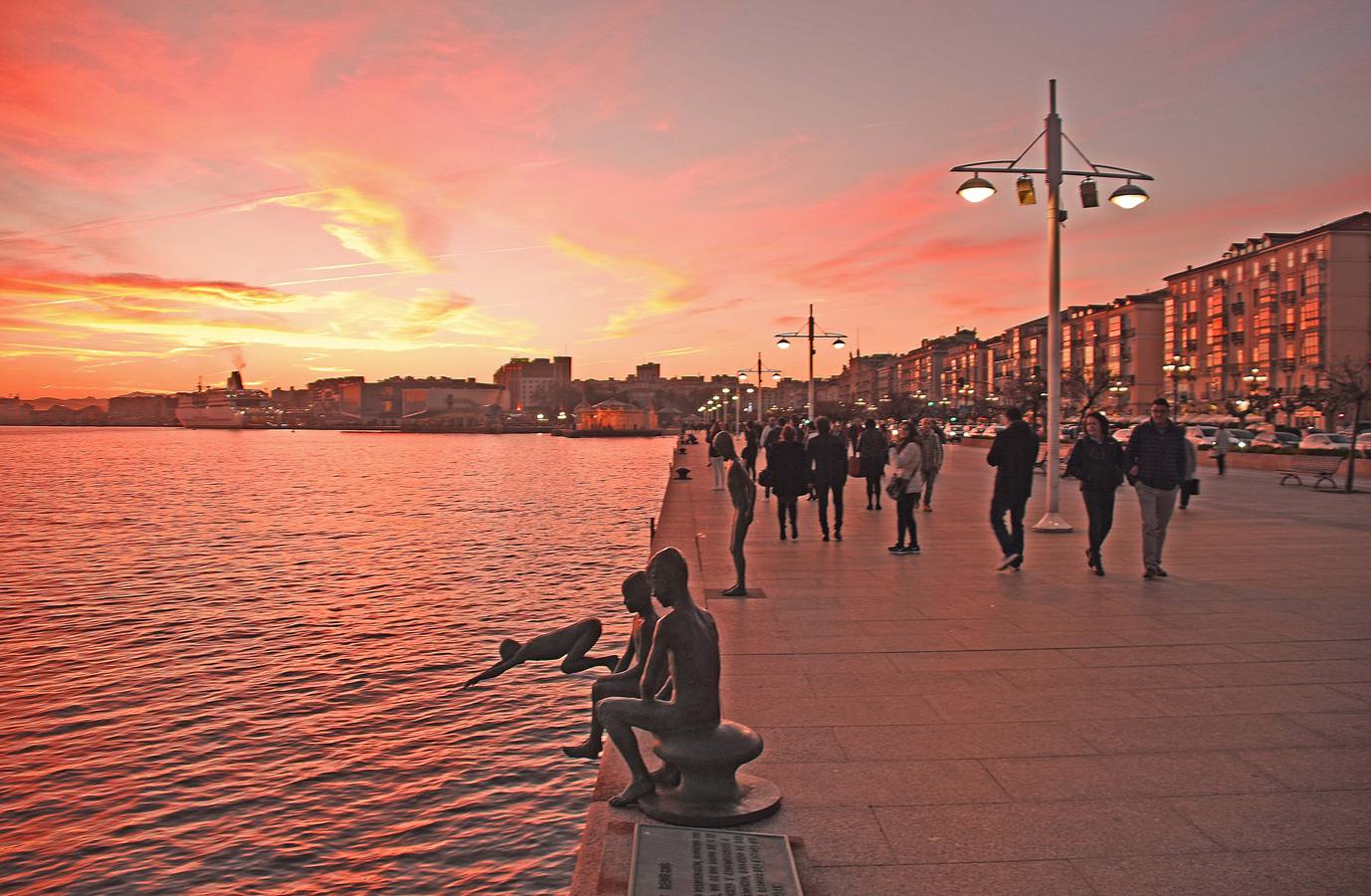 El viento sur y su infinita paleta de colores han sido dos de los grandes protagonistas del otoño en Santander, donde han deja estampas llenas de luz y color.