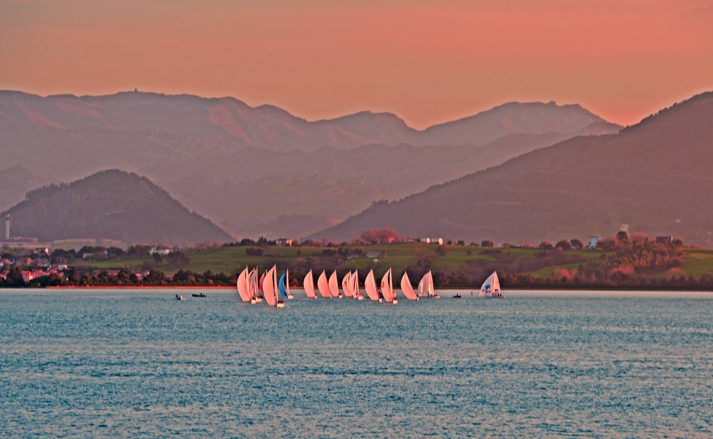 El viento sur y su infinita paleta de colores han sido dos de los grandes protagonistas del otoño en Santander, donde han deja estampas llenas de luz y color.