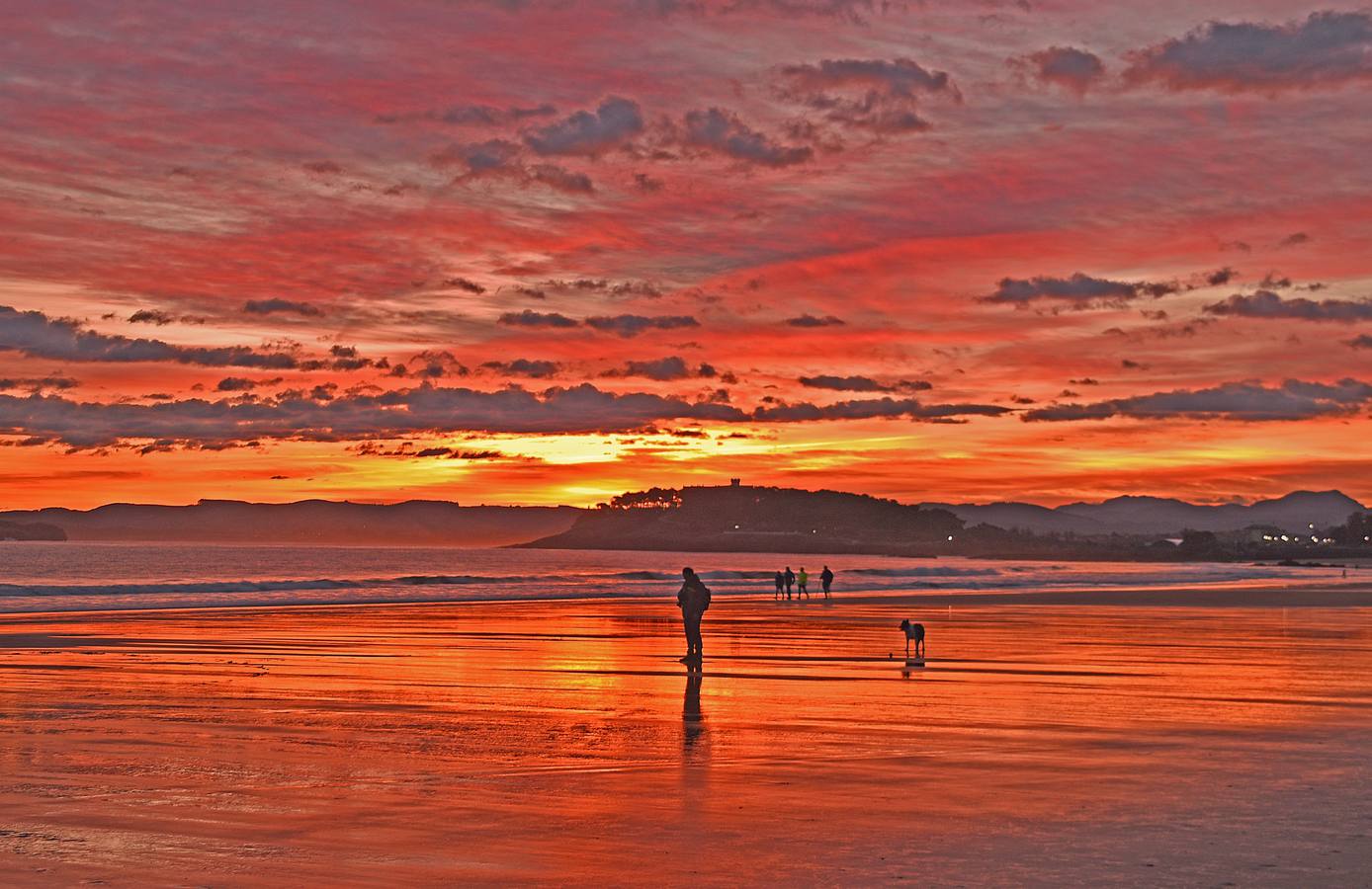 El viento sur y su infinita paleta de colores han sido dos de los grandes protagonistas del otoño en Santander, donde han deja estampas llenas de luz y color.
