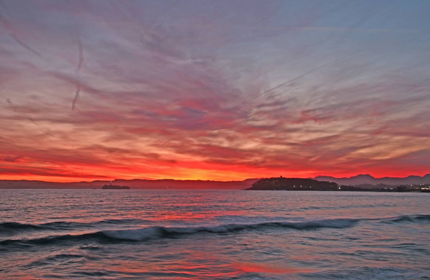 El viento sur y su infinita paleta de colores han sido dos de los grandes protagonistas del otoño en Santander, donde han deja estampas llenas de luz y color.