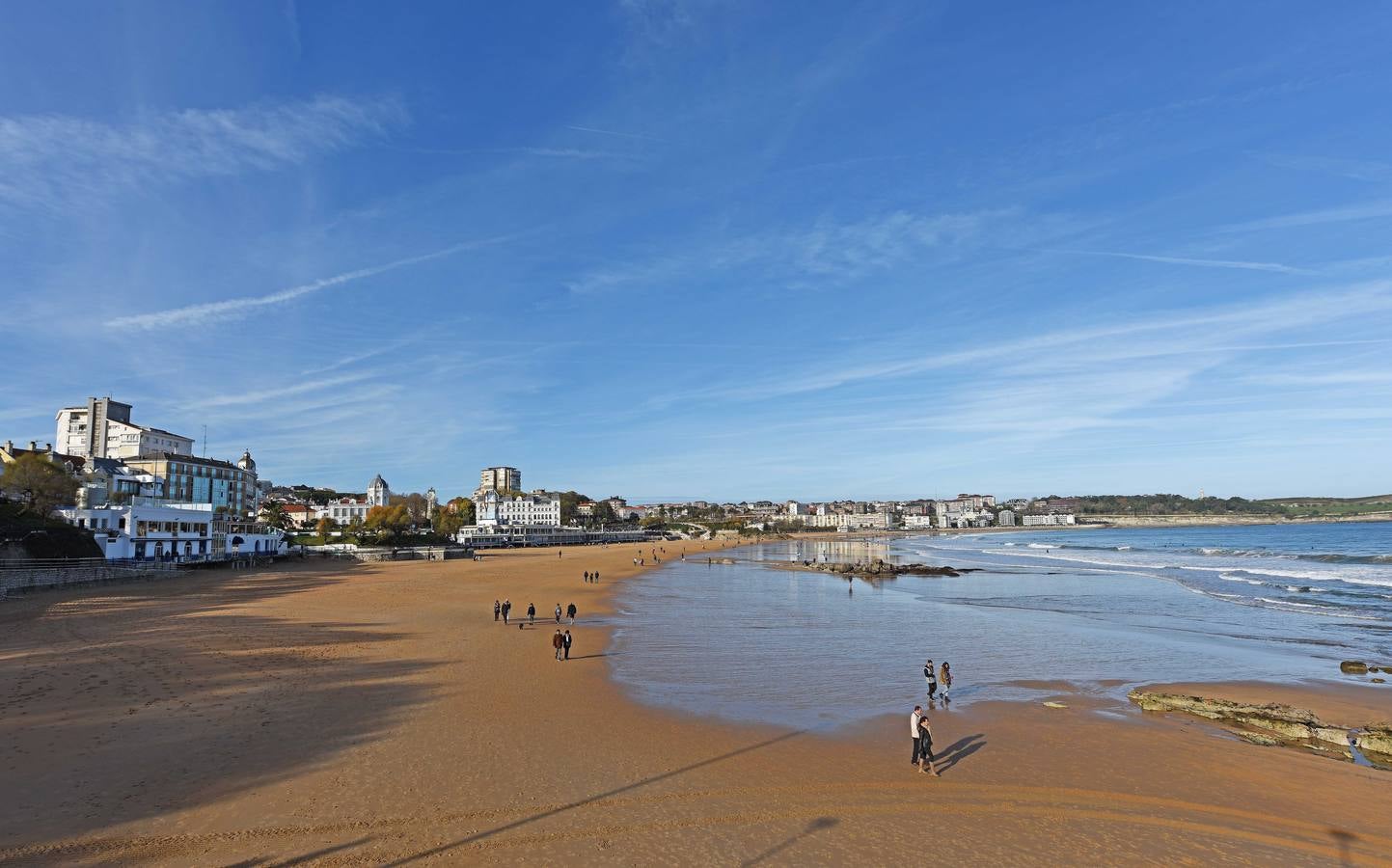 El viento sur y su infinita paleta de colores han sido dos de los grandes protagonistas del otoño en Santander, donde han deja estampas llenas de luz y color.