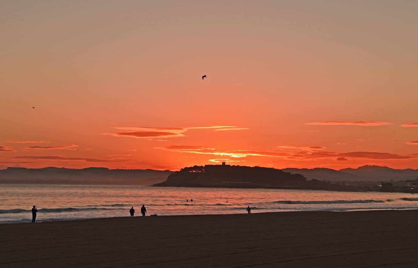 El viento sur y su infinita paleta de colores han sido dos de los grandes protagonistas del otoño en Santander, donde han deja estampas llenas de luz y color.
