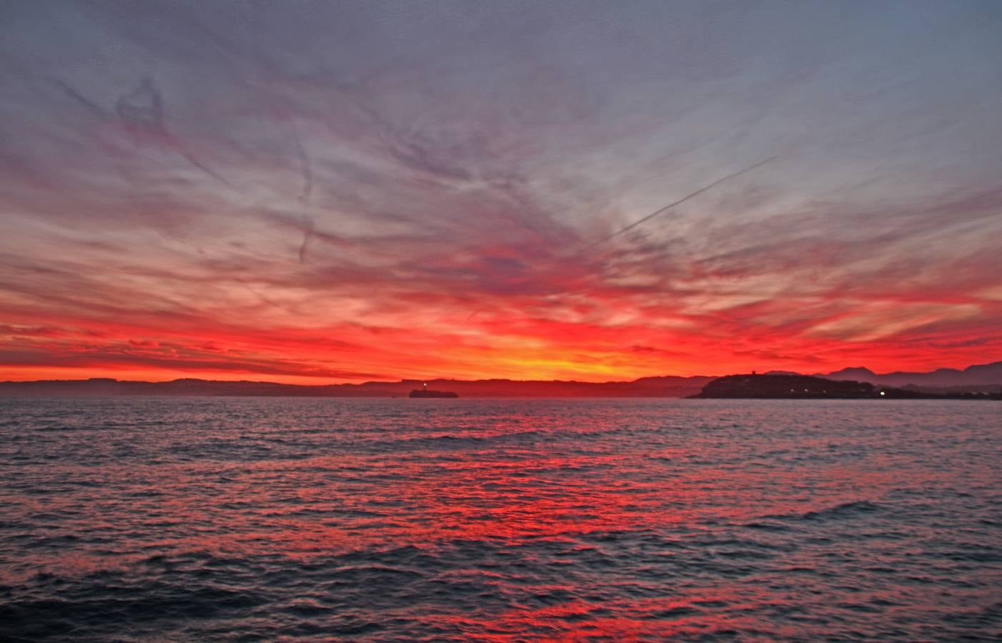 El viento sur y su infinita paleta de colores han sido dos de los grandes protagonistas del otoño en Santander, donde han deja estampas llenas de luz y color.