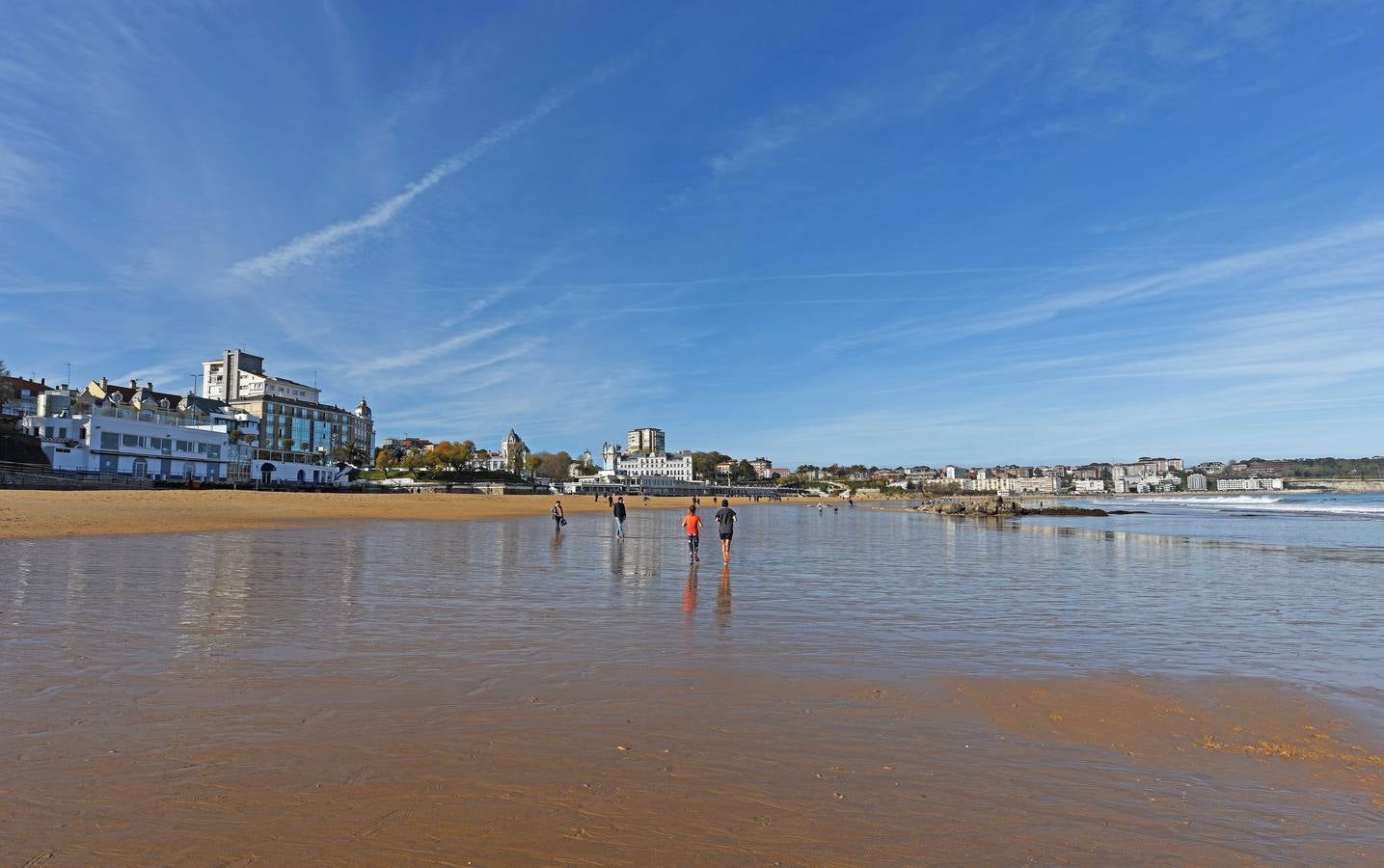 El viento sur y su infinita paleta de colores han sido dos de los grandes protagonistas del otoño en Santander, donde han deja estampas llenas de luz y color.