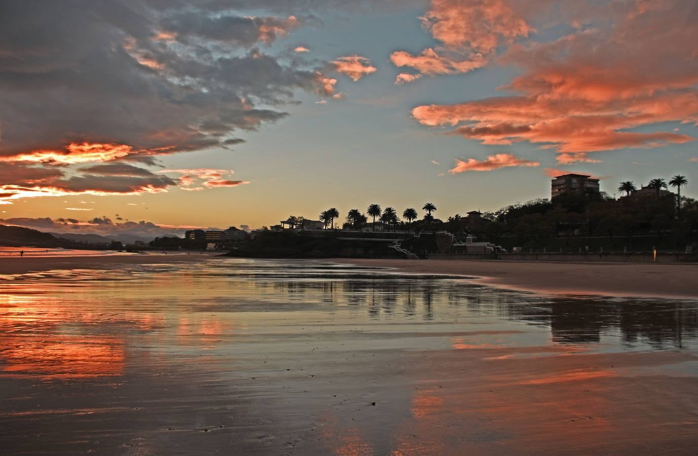 El viento sur y su infinita paleta de colores han sido dos de los grandes protagonistas del otoño en Santander, donde han deja estampas llenas de luz y color.