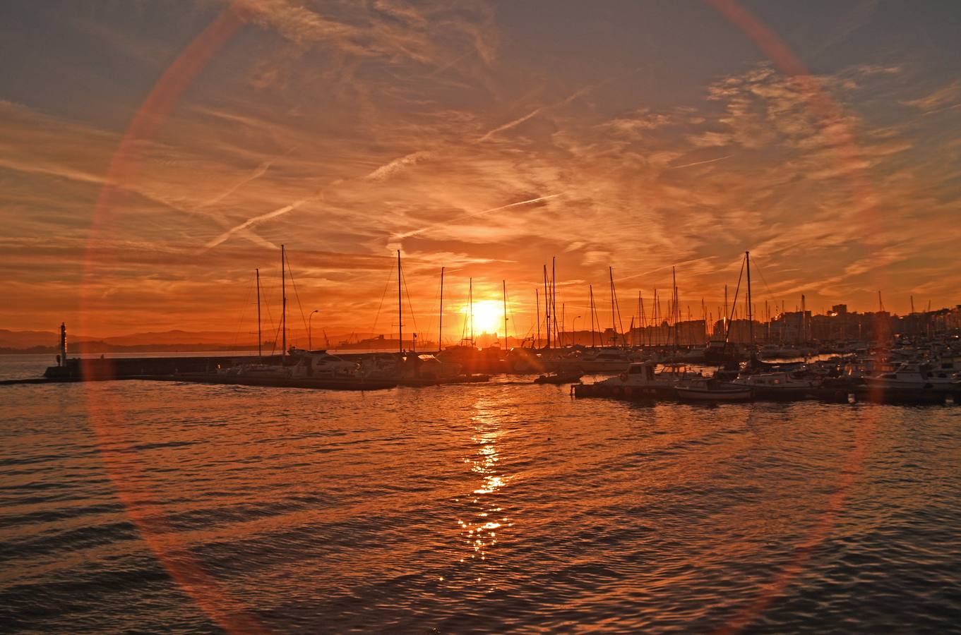El viento sur y su infinita paleta de colores han sido dos de los grandes protagonistas del otoño en Santander, donde han deja estampas llenas de luz y color.
