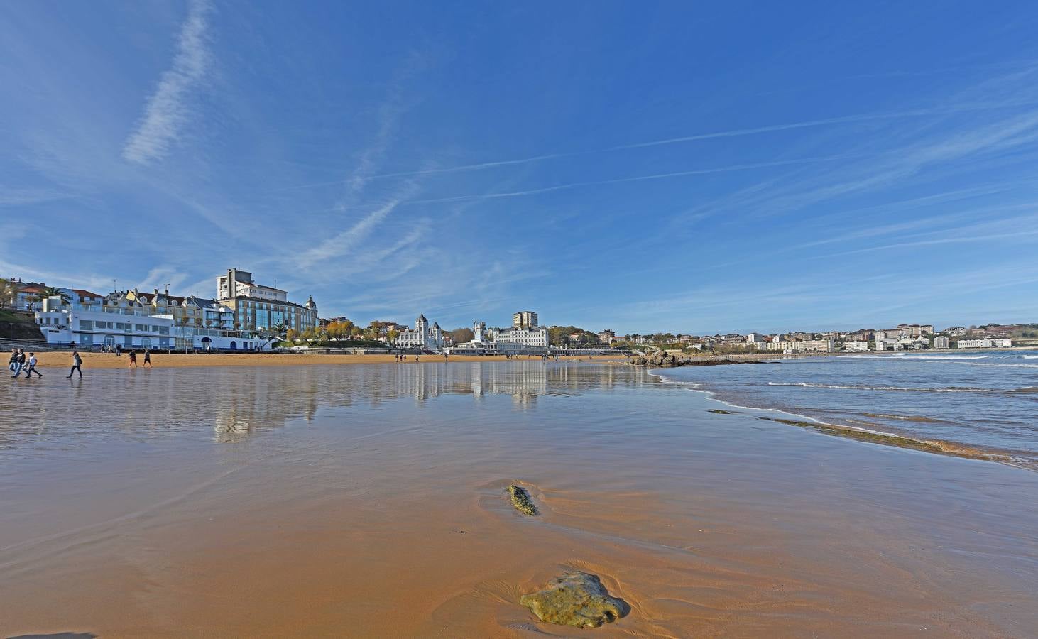 El viento sur y su infinita paleta de colores han sido dos de los grandes protagonistas del otoño en Santander, donde han deja estampas llenas de luz y color.