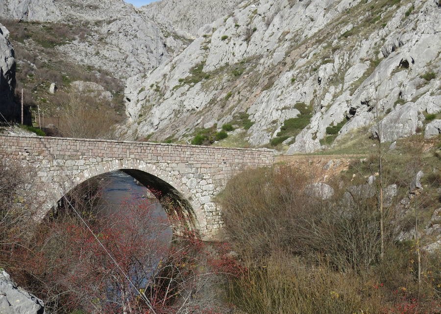 Imagen secundaria 1 - La Ruta de las cascadas y Vegarada se unen en belleza y espectacularidad.