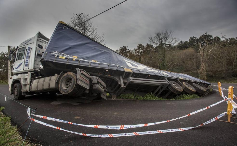 El remolque del tráiler ha estado volcado desde el pasado viernes sobre un riachuelo. 