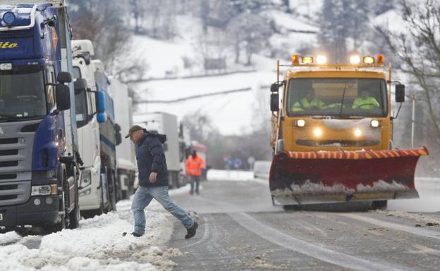 Cantabria y Castilla-León estrechan la colaboración para afrontar el invierno en las carreteras