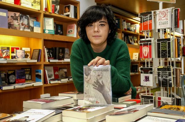 La poeta cántabra presentará hoy su segundo título en la librería DLibros de Torrelavega. :: luis palomeque