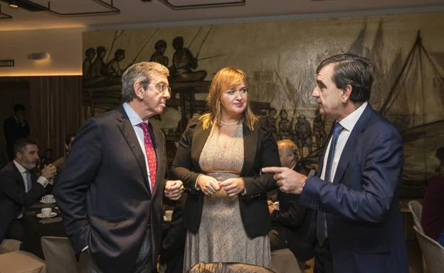 Luis Revenga, presidente de El Diario; Iciar Amorrortu, directora de Sodercán; e Ignacio Pérez (derecha), director general de El Diario