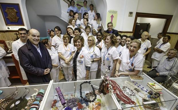 El cántabro Antonio Resines ha visitado este viernes el Hospital Santa Clotilde, donde ha charlado de forma distendida con el personal y los pacientes.