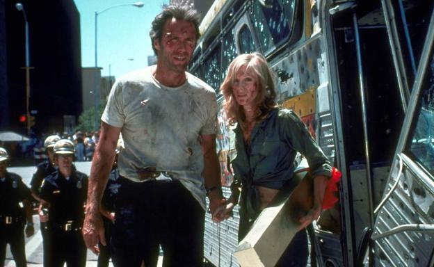 Imagen principal - Sondra Locke junto a Clint Eastwood en 'Ruta suicida' (1977) y dirigiendo una de sus cuatro películas.