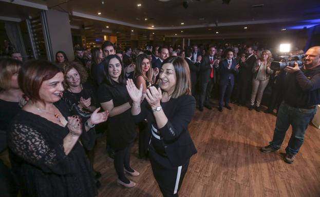 La presidenta del PP, a su llegada a la cita navideña, en la que reivindicó un partido «con proyecto colectivo, a salvo de tentaciones personalistas». 