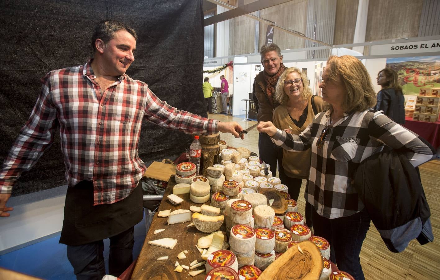 La Feria del Producto de Cantabria vive su segunda jornada en el Palacio de Exposiciones de Santander.