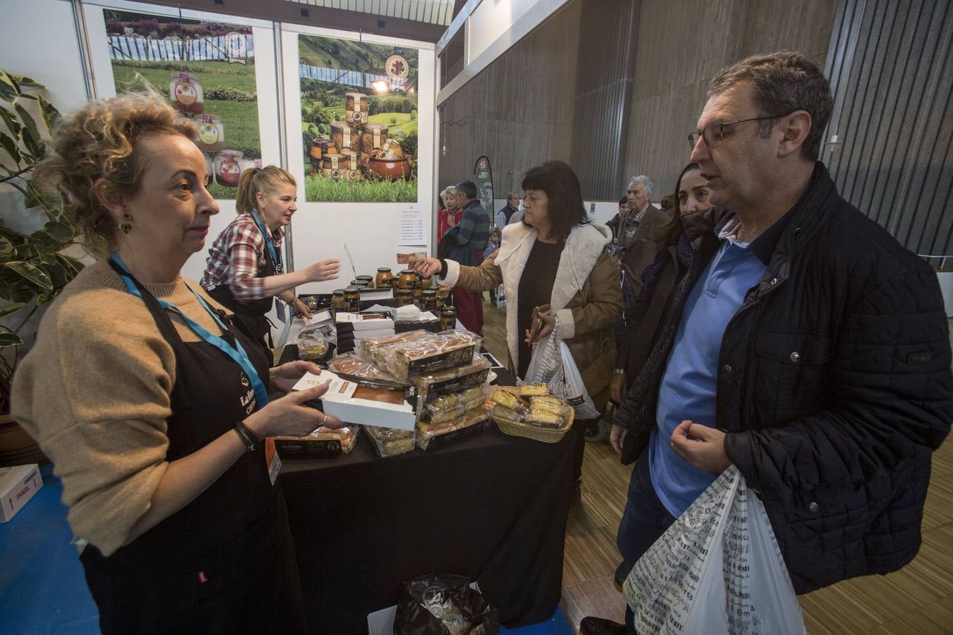 La Feria del Producto de Cantabria vive su segunda jornada en el Palacio de Exposiciones de Santander.