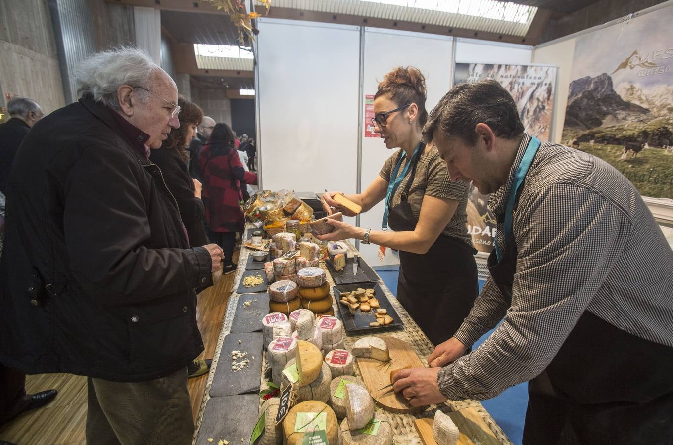 La Feria del Producto de Cantabria vive su segunda jornada en el Palacio de Exposiciones de Santander.