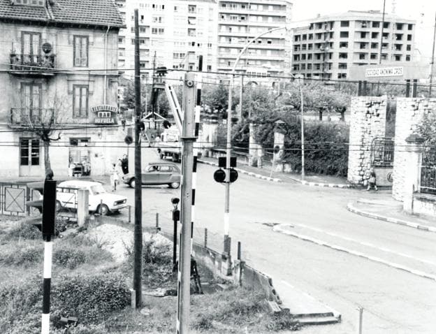 Bar Hoyuela y paso a nivel de la línea de Feve. A la derecha, la portería y la entrada de Cros.