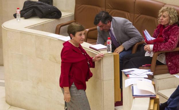 Revilla defiende a su consejera de Sanidad en el pleno: «No está de basura hasta el cuello»