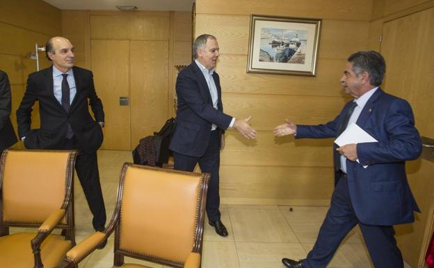 Revilla y Vidal de la Peña se saludan en la sede del Gobierno de Cantabria