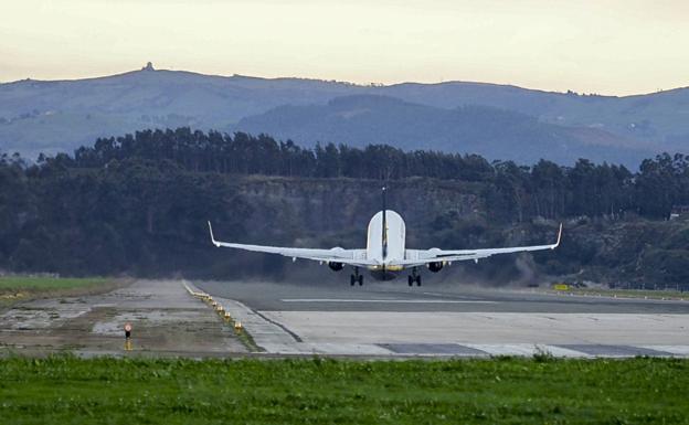 El avión de Ryanair que consiguió aterrizar en Santander a pesar del viento.