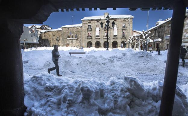 El Ayuntamiento de Reinosa nevado, una clásica estampa invernal.