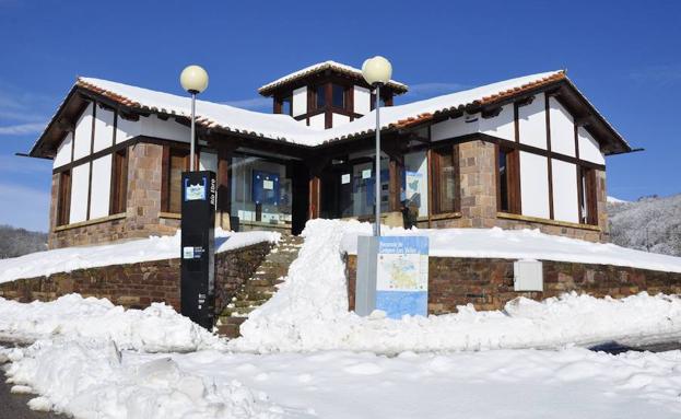 Imagen principal - Arriba, el Centro de Interpretación del río Ebro, en Fontibre. Abajo a la izquierda, la ciudad romana de Julióbriga, en Retortillo. Y a la derecha, el club del campo de golf de Nestares.