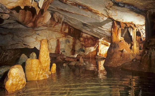 Interior de la cueva de Cosquer en Marsella (Francia), una cavidad submarina a la que se accede por un túnel de 175 metros.