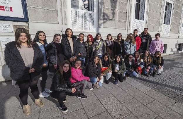 Los jóvenes del Colegio Ángeles Custodios conocieron las oficinas de Mi Morada en el Paseo de Pereda 36, en Santander. 