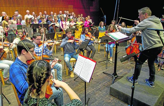 Ensayo del concierto de Navidad con alumnos de los conservatorios de Santander. :: javier cotera
