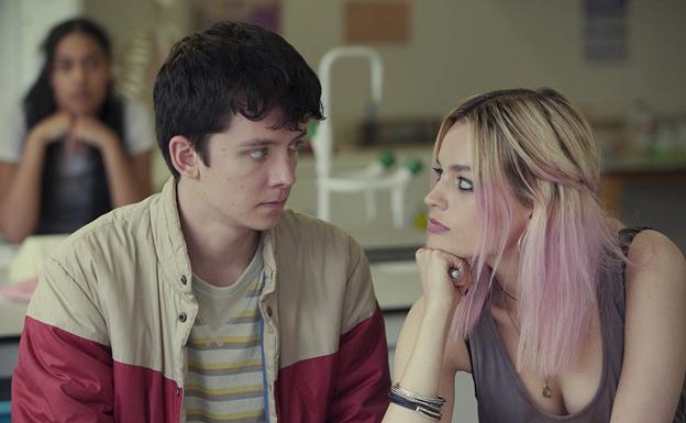 Asa Butterfield y Emma Mackey en una escena de 'Sex Education' (2019).