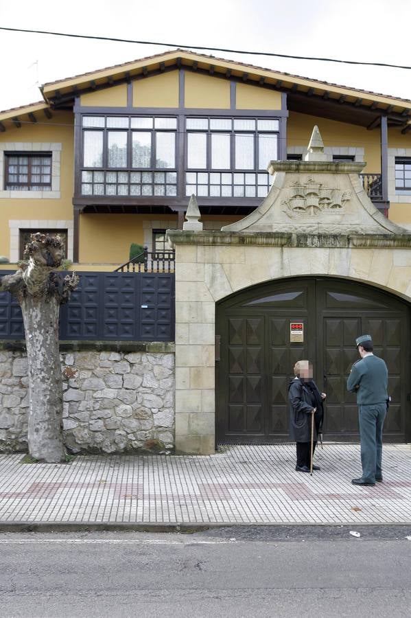 Imágenes tomadas frente al chalé El Galeón el día en que se descubrió el cadáver de María Luisa Fernández, con la Policía Científica recogiendo pruebas y el traslado del féretro con sus restos mortales