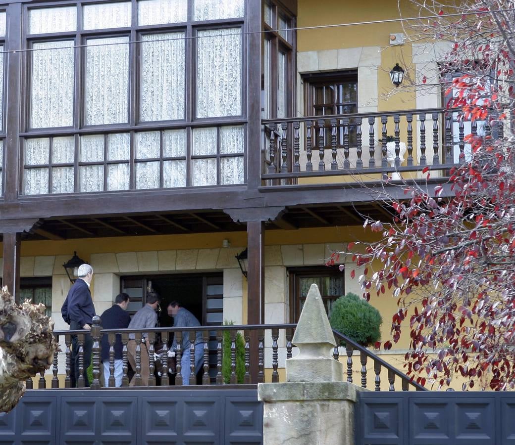 Imágenes tomadas frente al chalé El Galeón el día en que se descubrió el cadáver de María Luisa Fernández, con la Policía Científica recogiendo pruebas y el traslado del féretro con sus restos mortales