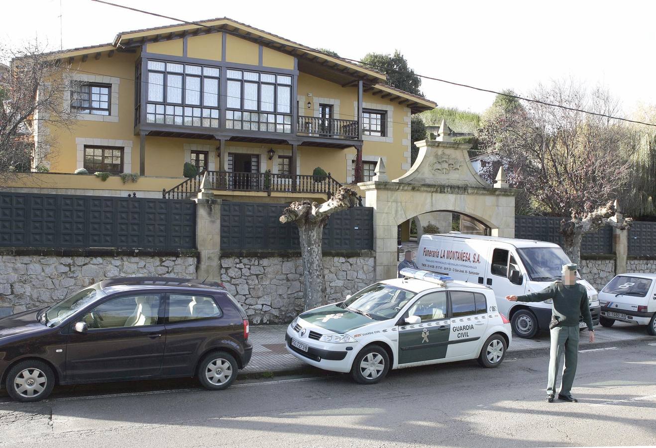 Imágenes tomadas frente al chalé El Galeón el día en que se descubrió el cadáver de María Luisa Fernández, con la Policía Científica recogiendo pruebas y el traslado del féretro con sus restos mortales