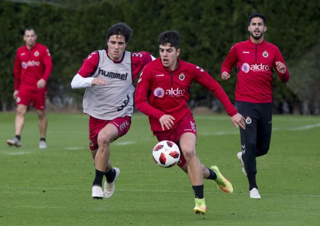 Jesús Puras (izquierda) persigue a Íñigo en un entrenamiento en La Albericia. 