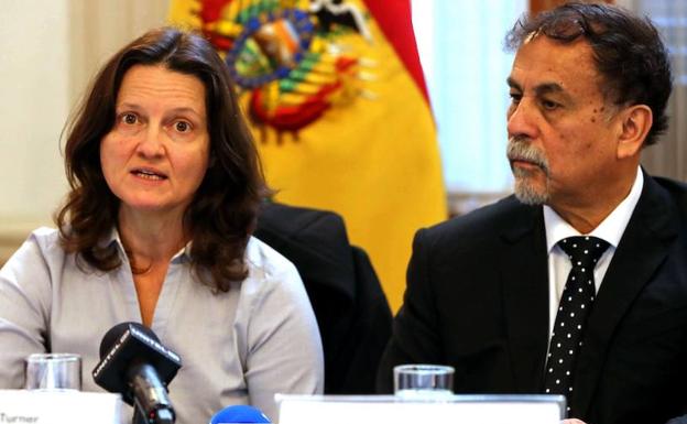 La especialista del Equipo Argentino de Antropología Forense, Silvana Turner, y el embajador argentino en Bolivia, Normando Álvarez. 