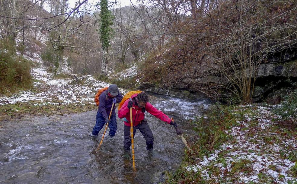 Vadeando un curso de agua en los montes de Ucieda.