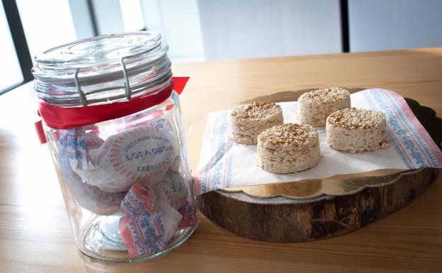 Resultado final de la receta, unos riquísimos polvorones artesanos de almendras.