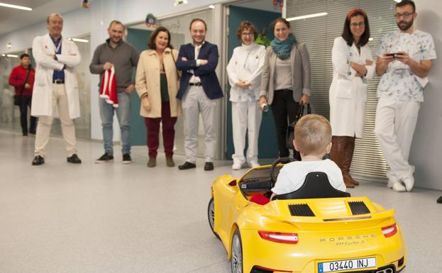 Un coche eléctrico teledirigido ayuda a los niños en su estancia en el hospital 