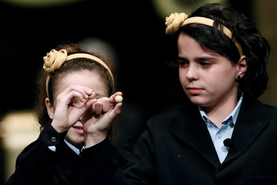 La elección de este vibrante color para las medias, calcetines, diademas y pajaritas de los niños de San Ildefonso no ha pasado inadvertido por los internautas