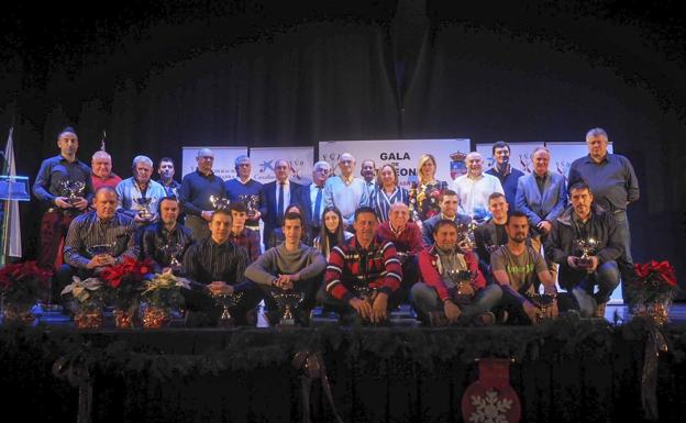 Los mejores de la temporada 2018 posan con sus galardones después de despedir el año en la tradicional Gala de Campeones que organiza la Federación Cántabra. :
