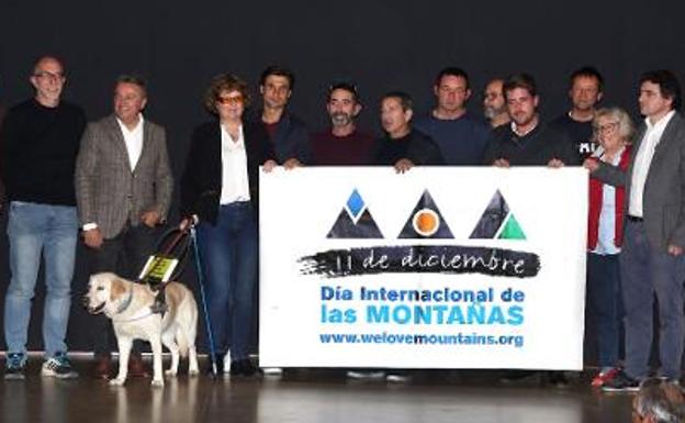 Maite Minaya y David Ferrer junto a los organizadores del Día de las Montañas en la comarca y el alcalde, José Chulvi. 