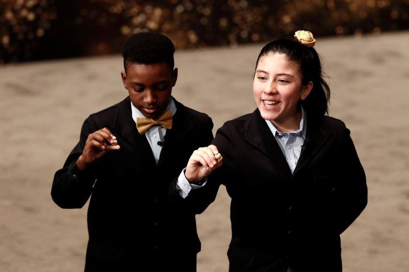 Los niños de San Ildefonso Yanisse Alexandra Soto y Julián Steven Mendoza muestran el número 20202 que ha sido premiado con el último de los quintos premios, dotado con 60.000 euros la serie y con 6.000 euros cada décimo, del Sorteo de la Lotería de Navidad. 