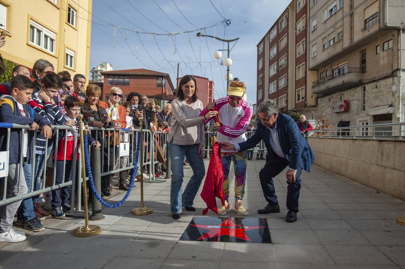 Fotos: Okuda descubre su estrella de la fama